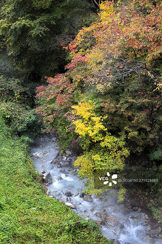 日本藏王山秋季的奔流温泉图片素材