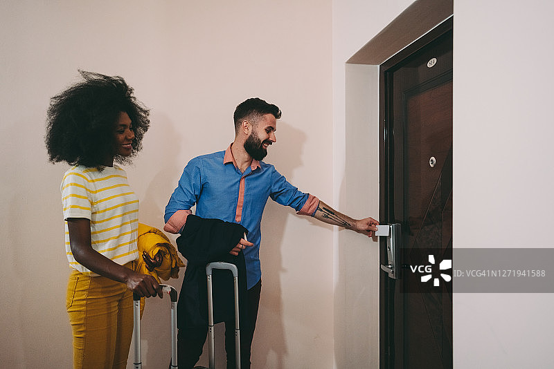 情侣用房卡打开酒店房门图片素材