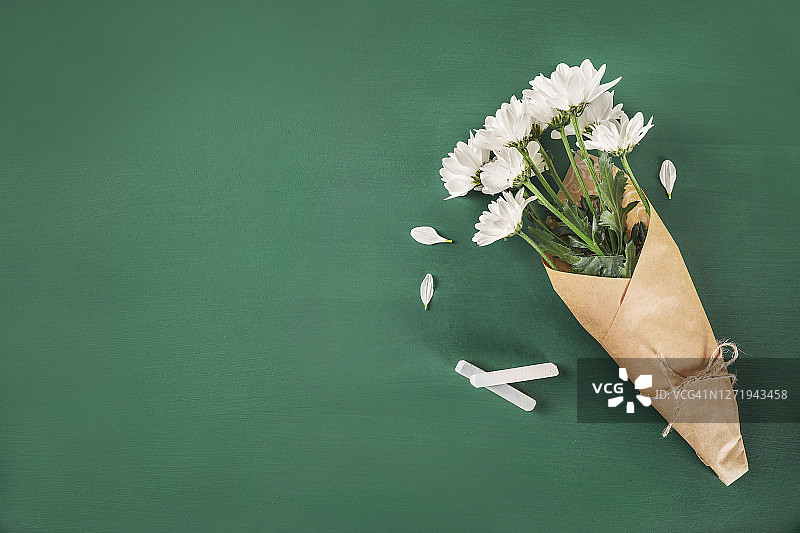 绿色黑板背景上的教师节贺卡，顶部视图，复制空间图片素材