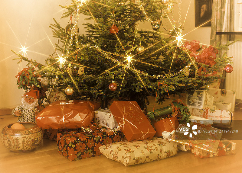 瑞典传统：圣诞树下的礼物图片素材