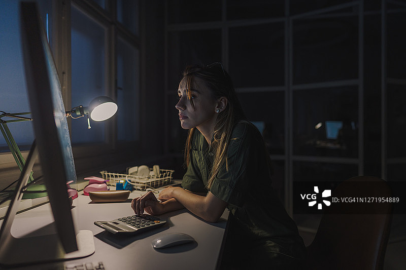 计算个人所得税图片素材