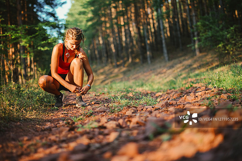 女子运动员系运动鞋图片素材