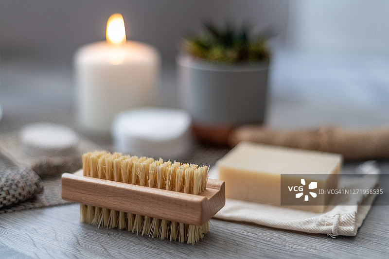 生态奢华洗漱用品——木制指甲刷图片素材