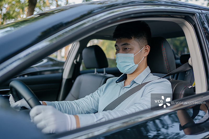 佩戴防护口罩的出租车司机图片素材