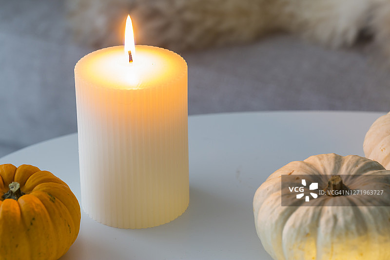秋季主题的室内装饰，配有蜡烛图片素材