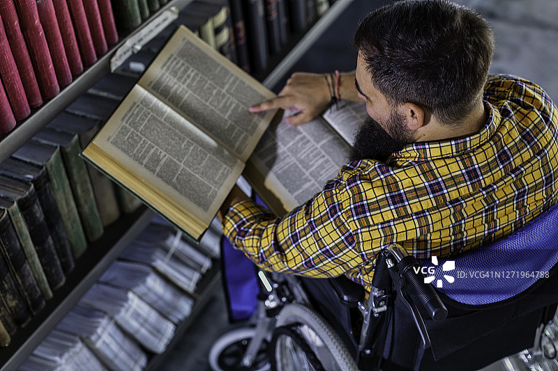 男子轮椅图片素材