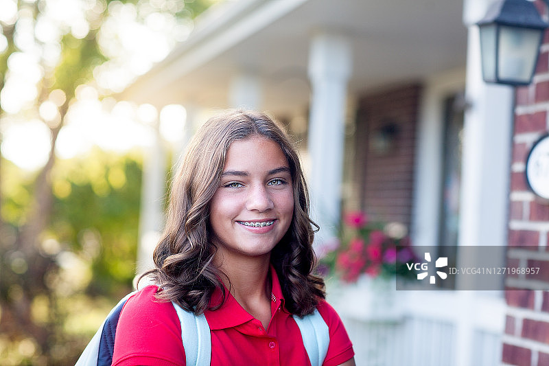开学第一天微笑的少女图片素材