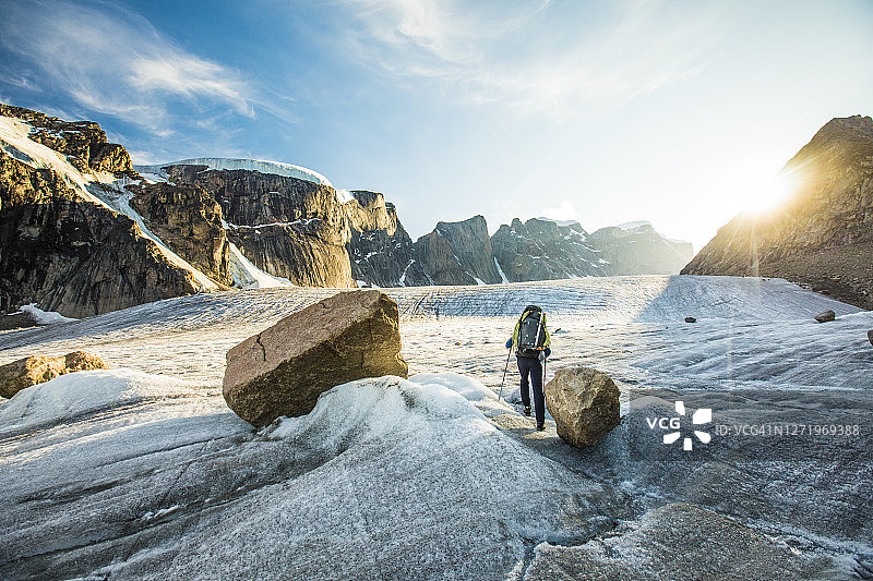 登山者穿越阿克夏亚克山口的极端冰川地形图片素材