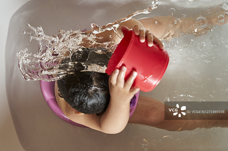孩子在淋浴时洗头图片素材