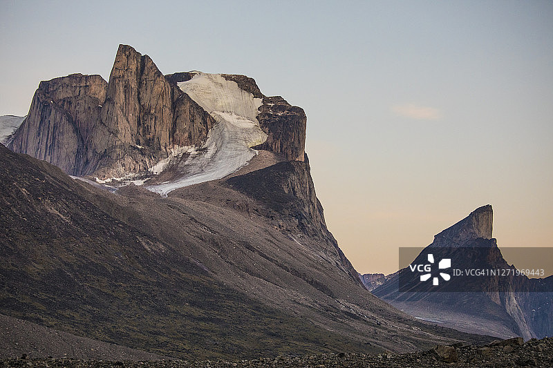 巴芬岛，阿克夏亚克山口眺望布雷达布利克峰和索尔山图片素材