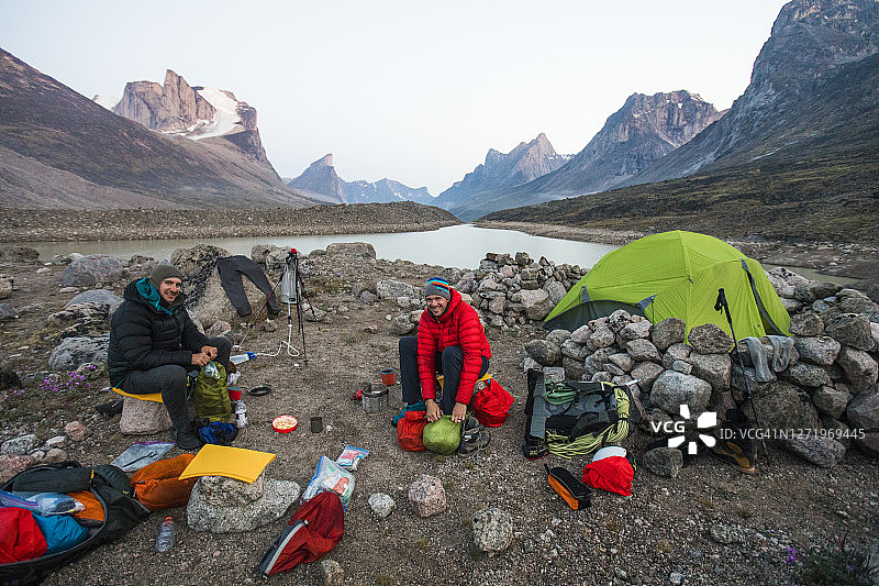 攀登者在巴芬岛阿克夏亚克山口的萨米特湖大本营图片素材