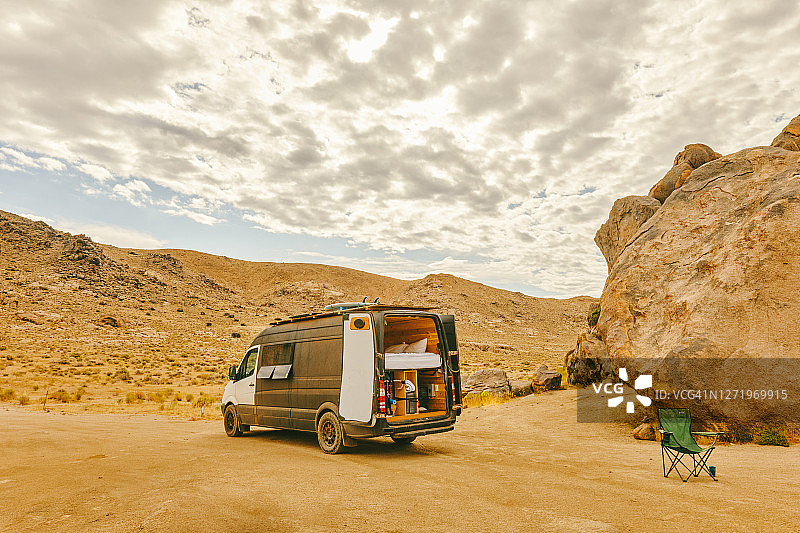 停在加利福尼亚北部山麓附近沙漠中的露营车图片素材