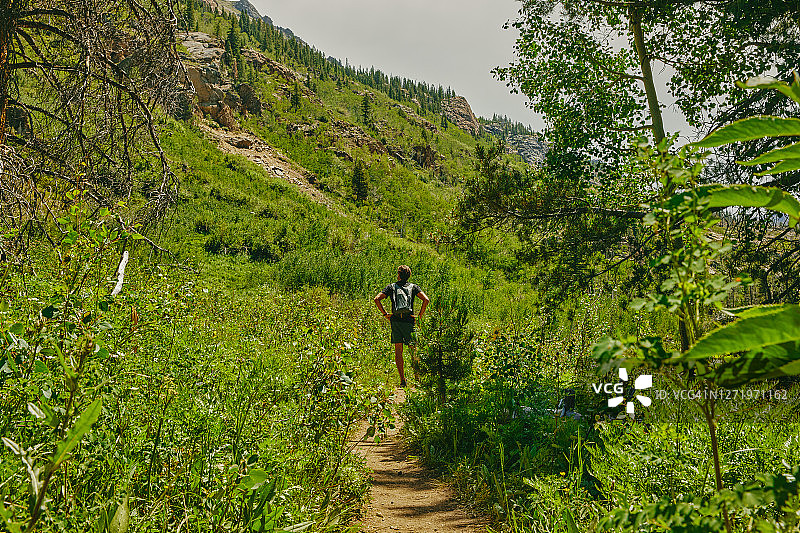 在科罗拉多州夏季攀登阿斯彭山的年轻人图片素材