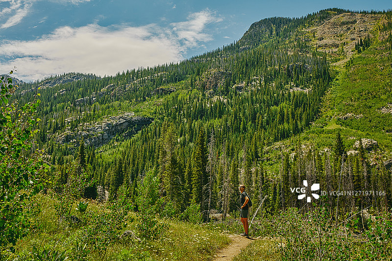 在科罗拉多州夏季攀登阿斯彭山的年轻人图片素材