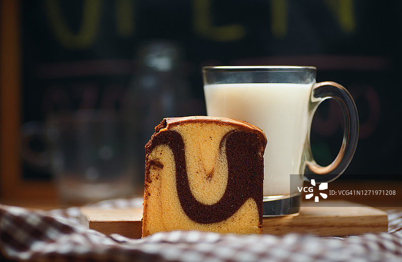 黄油大理石蛋糕和一杯牛奶图片素材