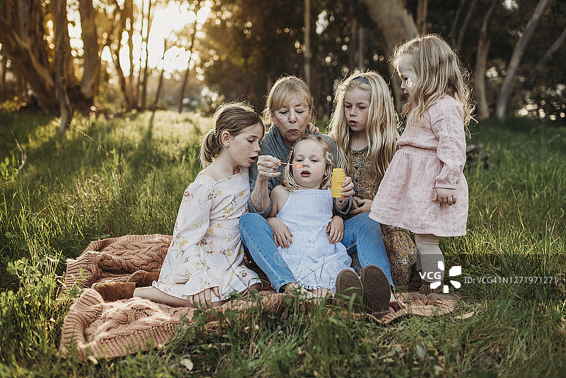 祖母和孙女吹泡泡的生活瞬间图片素材