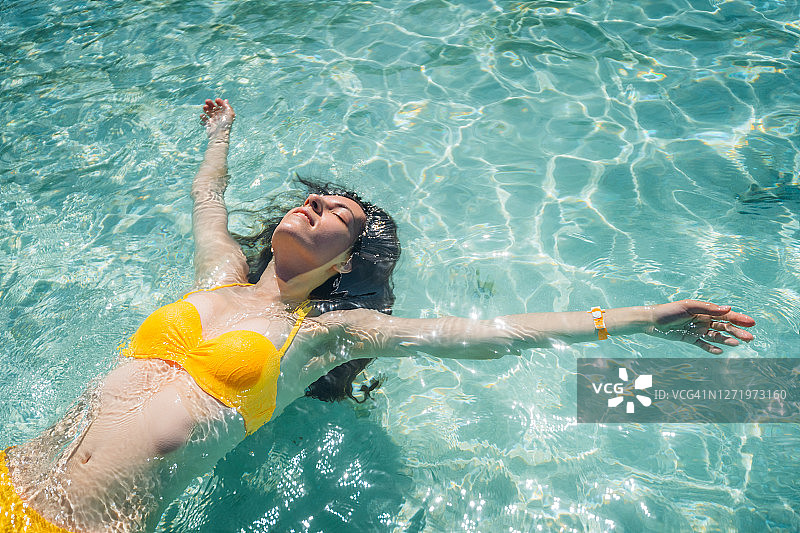 在海边放松身心图片素材