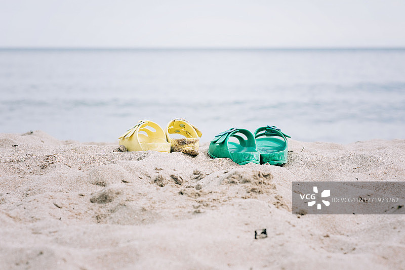 夏季沙滩上的两双凉鞋图片素材