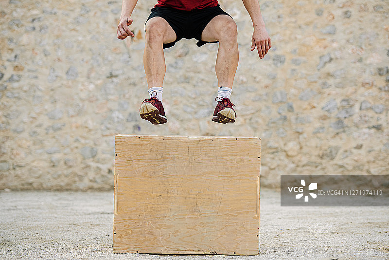 男人在健身房练习跳箱图片素材
