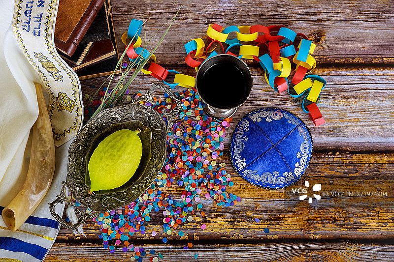 犹太宗教节日住棚节：犹太宗教象征，纸质彩色链花环，祈祷书，基帕，塔里图片素材