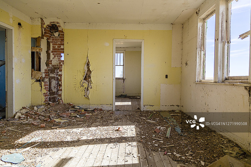 废弃农舍的客厅内景图片素材