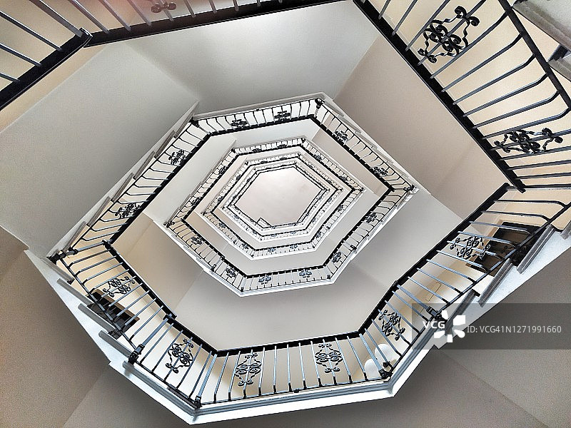 从下方看到的历史住宅建筑的螺旋楼梯图片素材