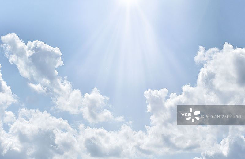 鼓舞人心的多云天空图片素材