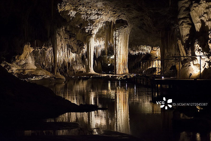 玛格丽特河湖穴中倒影的悬石，西澳大利亚图片素材