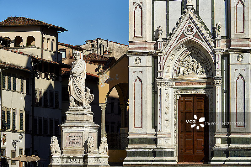 意大利佛罗伦萨的圣十字圣殿和但丁雕像图片素材
