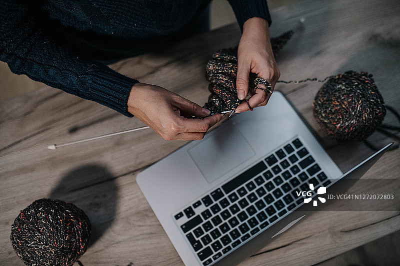 女人的爱好：钩针编织在线学习图片素材