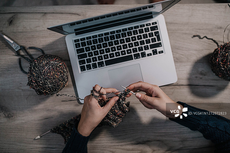 女人的爱好：钩针编织在线学习图片素材