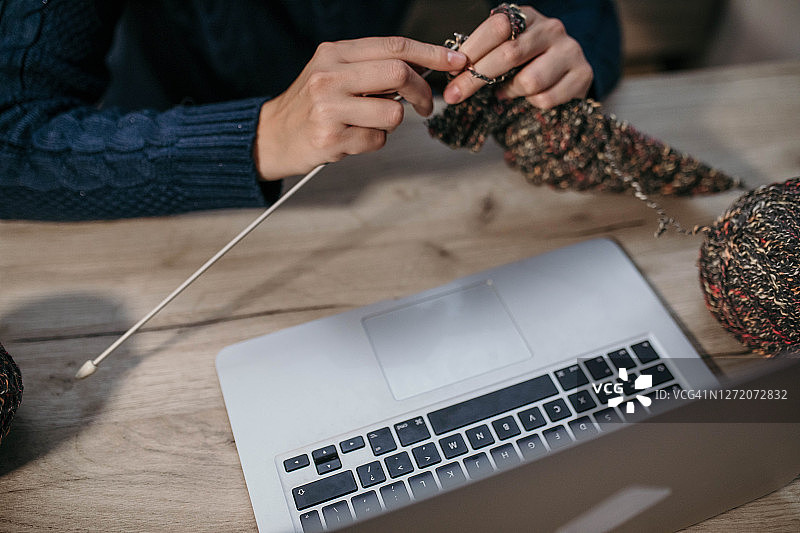 女人的爱好：钩针编织在线学习图片素材