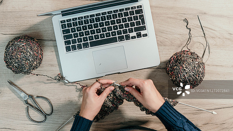 女人的爱好：钩针编织在线学习图片素材