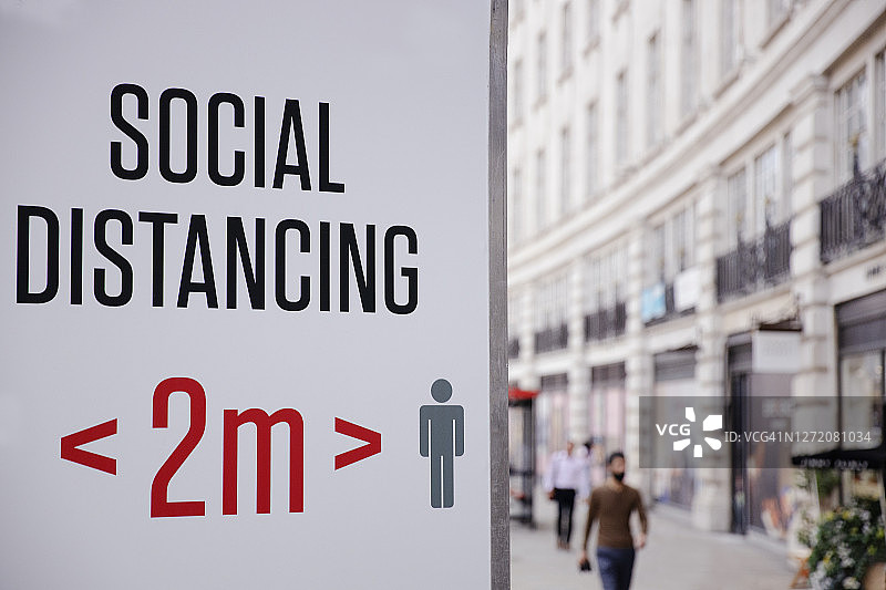 城市街道上的社交距离标志和告示图片素材