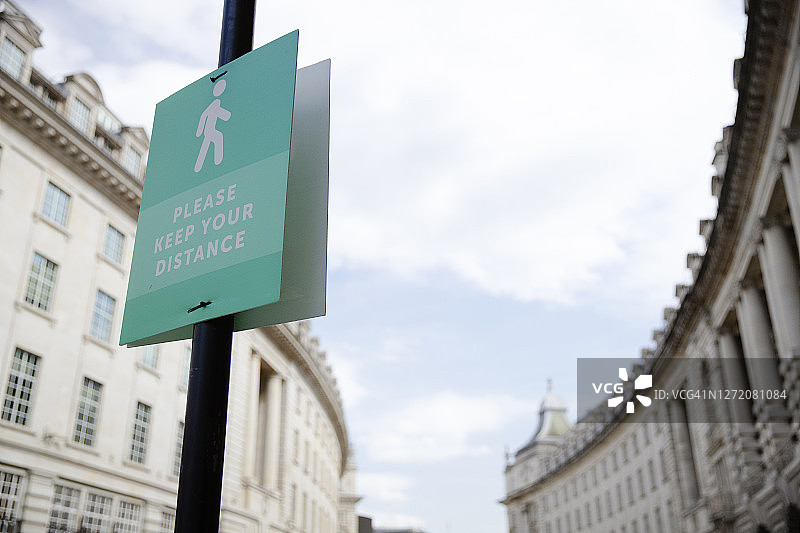 城市街道上的社交距离标志和告示图片素材