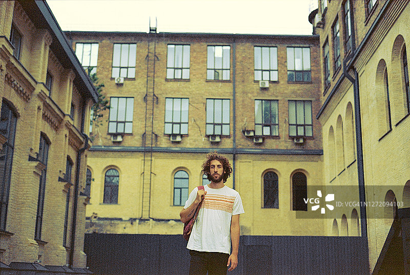 在城镇里行走的男人图片素材