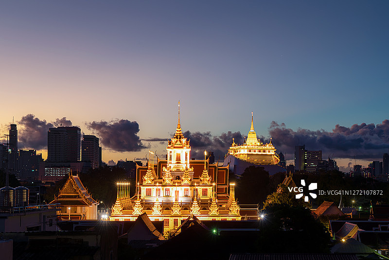 泰国曼谷拉查那达寺（金属城堡）和金山寺（萨格寺）夜景图片素材