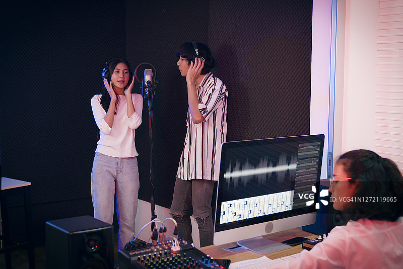 女音响工程师观看乐队演奏图片素材