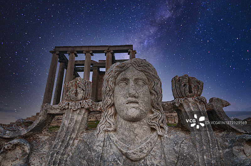 土耳其屈塔希亚省查夫达尔希萨尔地区的艾扎诺伊古城图片素材