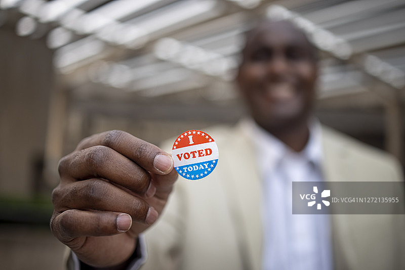 贴着“我已投票”贴纸的年轻黑人男性图片素材