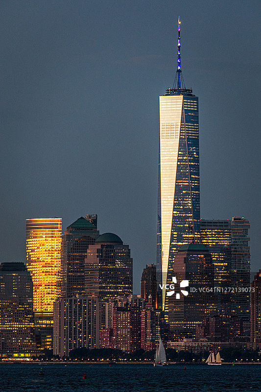 从泪滴纪念碑看自由塔图片素材