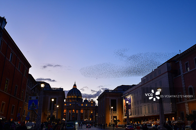 梵蒂冈圣彼得大教堂和广场的黄昏图片素材