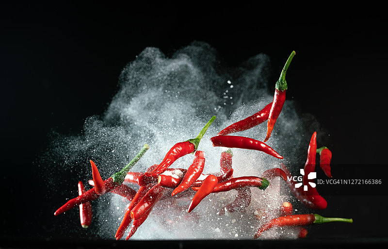 空中飞舞的新鲜红辣椒图片素材