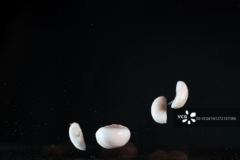 高速同步拍摄的空中舞动山竹图片素材