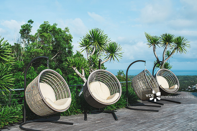 酒店现代泳池家具：藤编躺椅图片素材