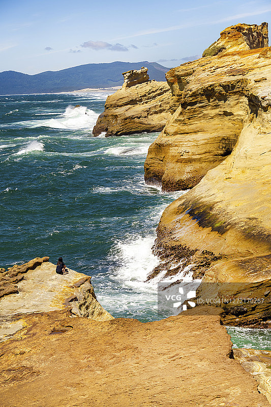 太平洋俄勒冈海岸海浪与海岸线图片素材