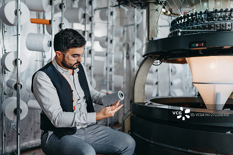 个体店主检查产品图片素材