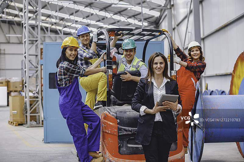 仓库中享受叉车的产业员工合影图片素材