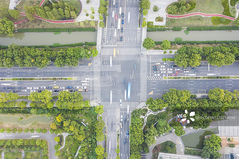 绿色城市交通航拍图图片素材