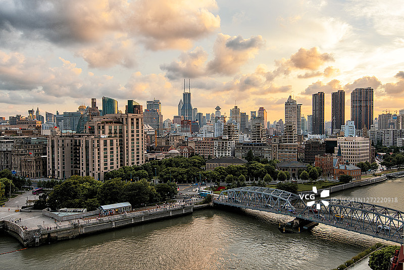 俯瞰上海浦西日落城市风光图片素材